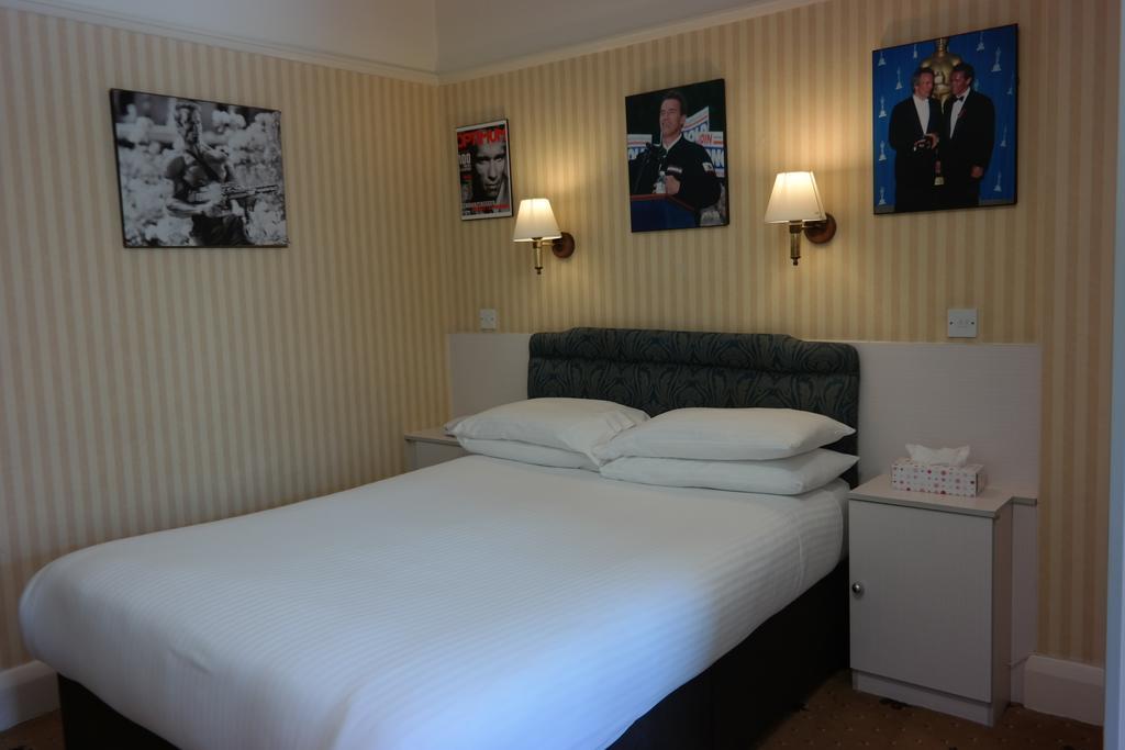 Отель Celebrity East Cliff By Villare